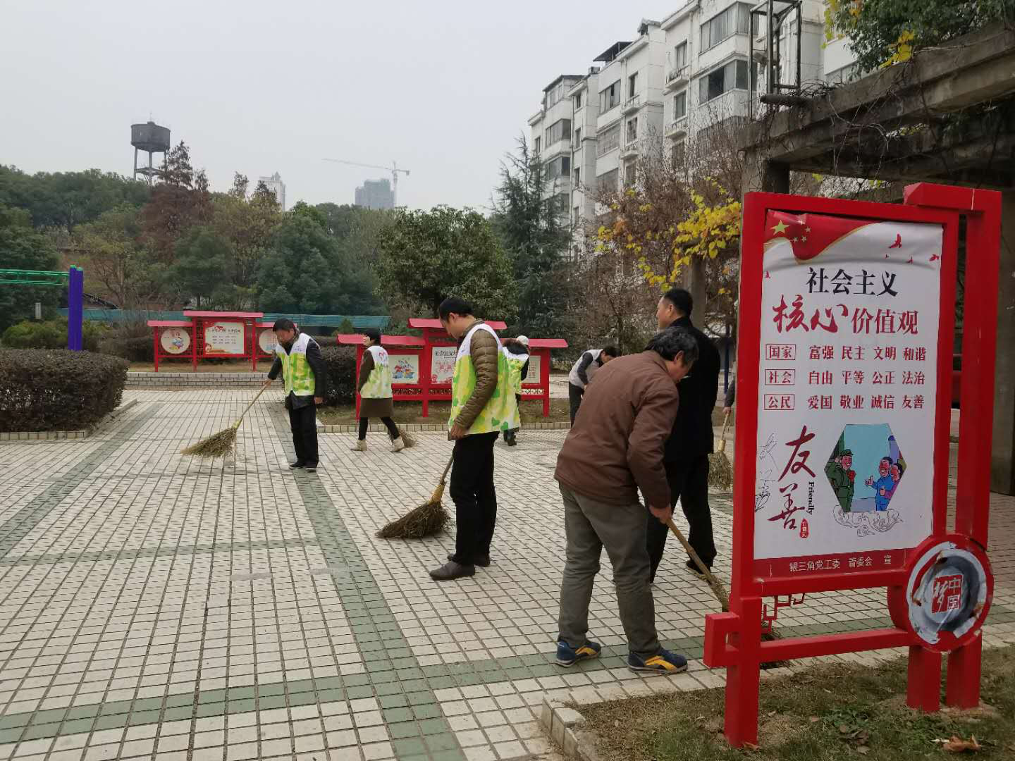 南昌县粮食局组织干部职工开展环境整治志愿服务活动